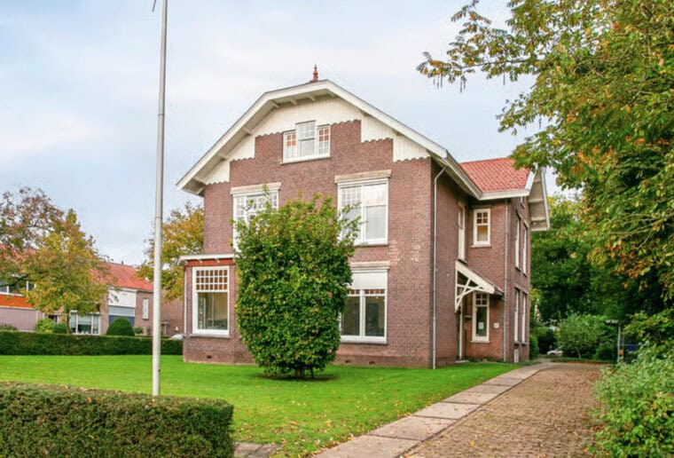 Ruim kantoorpand in gerenoveerd historisch gebouw.