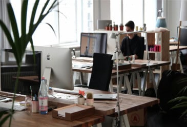 Flexibele werkplekken in modern coworking space, creatieve kantooromgeving.